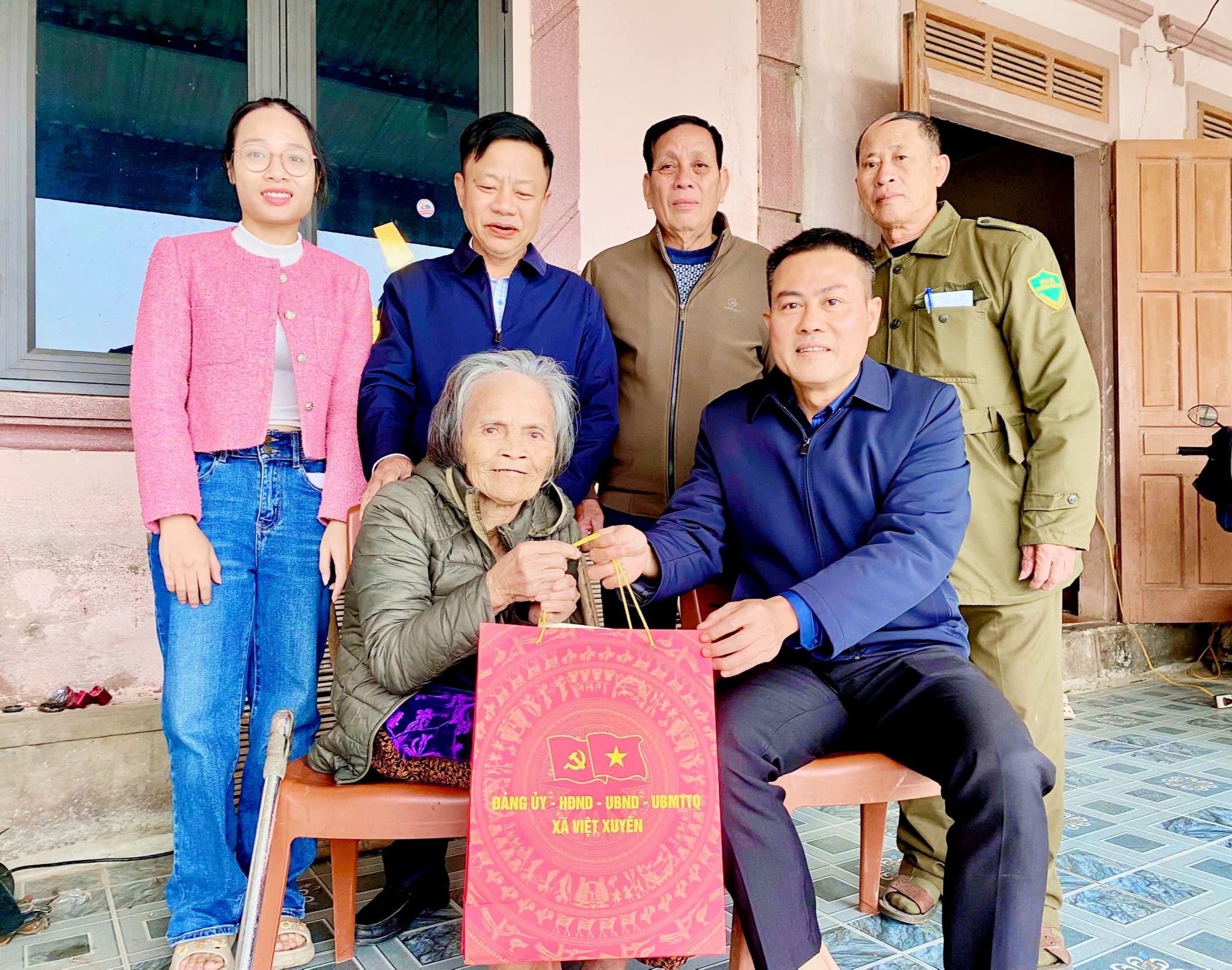 XÃ VIỆT XUYÊN THĂM, TẶNG QUÀ TẾT CÁC GIA ĐÌNH CHÍNH SÁCH, HỘ KHÓ KHĂN 