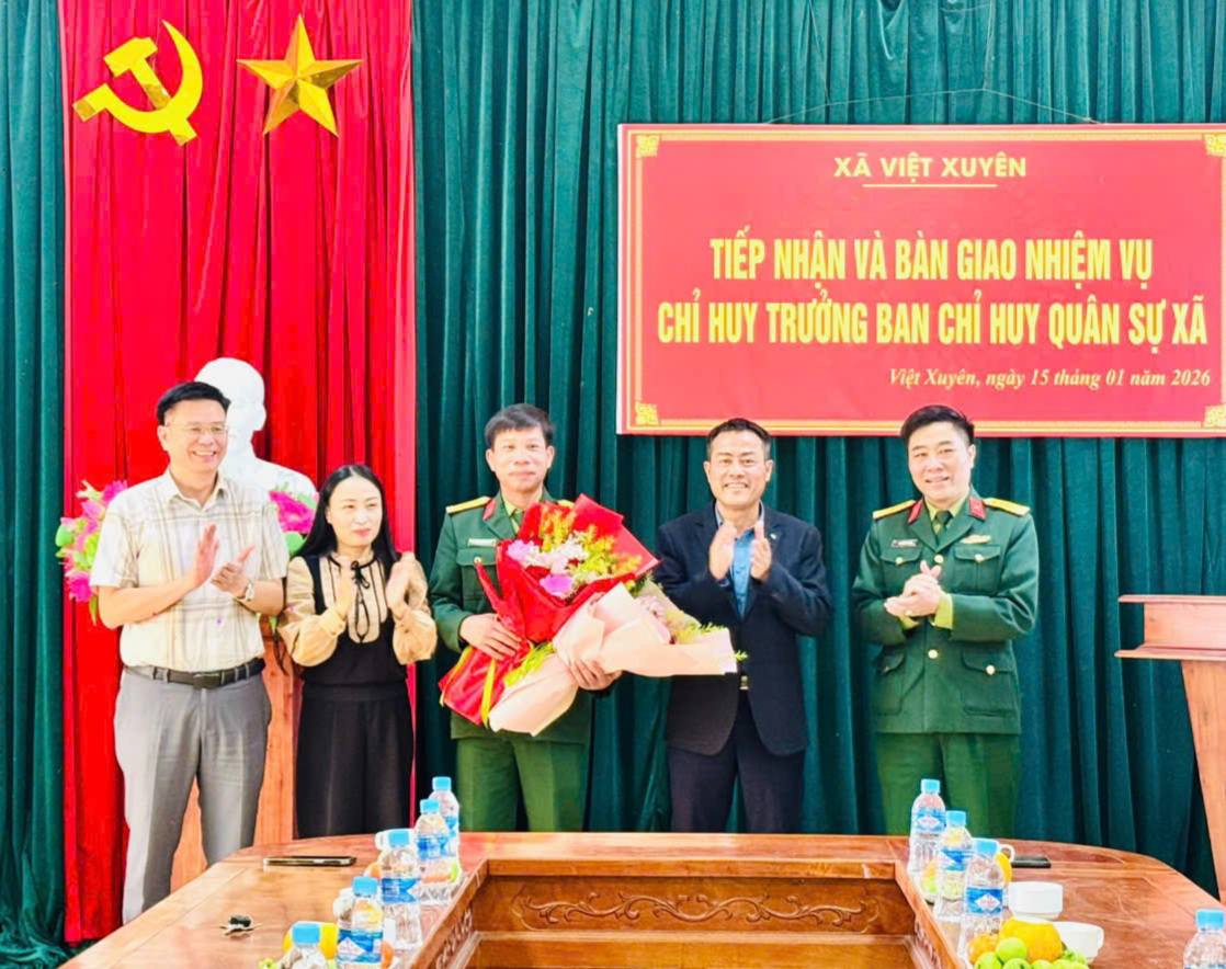 XÃ VIỆT XUYÊN TỔ CHỨC LỄ TIẾP NHẬN CHỈ HUY TRƯỞNG BAN CHỈ HUY QUÂN SỰ XÃ