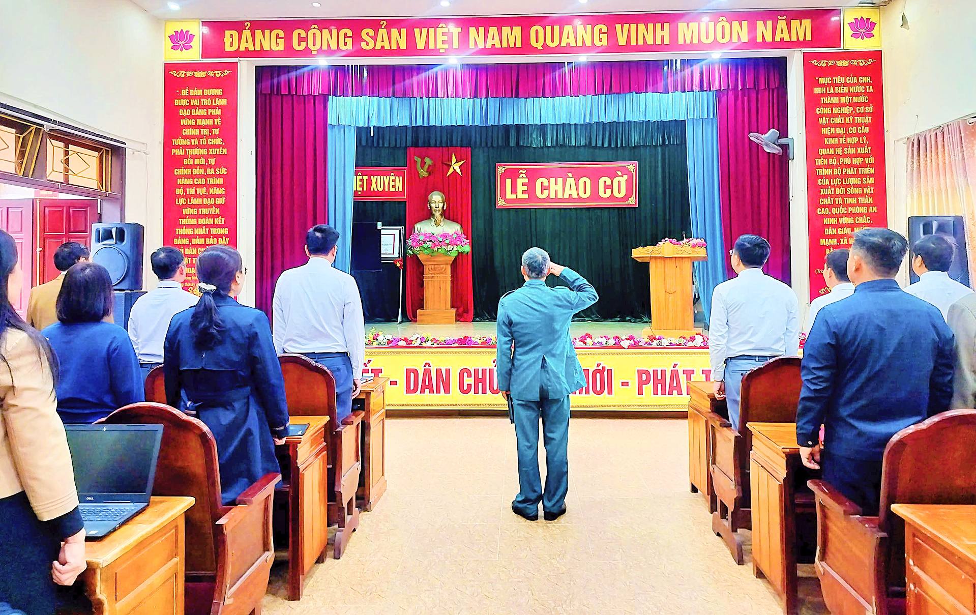 UBND XÃ VIỆT XUYÊN TỔ CHỨC LỄ CHÀO CỜ ĐẦU THÁNG, ĐẦU NĂM 2026