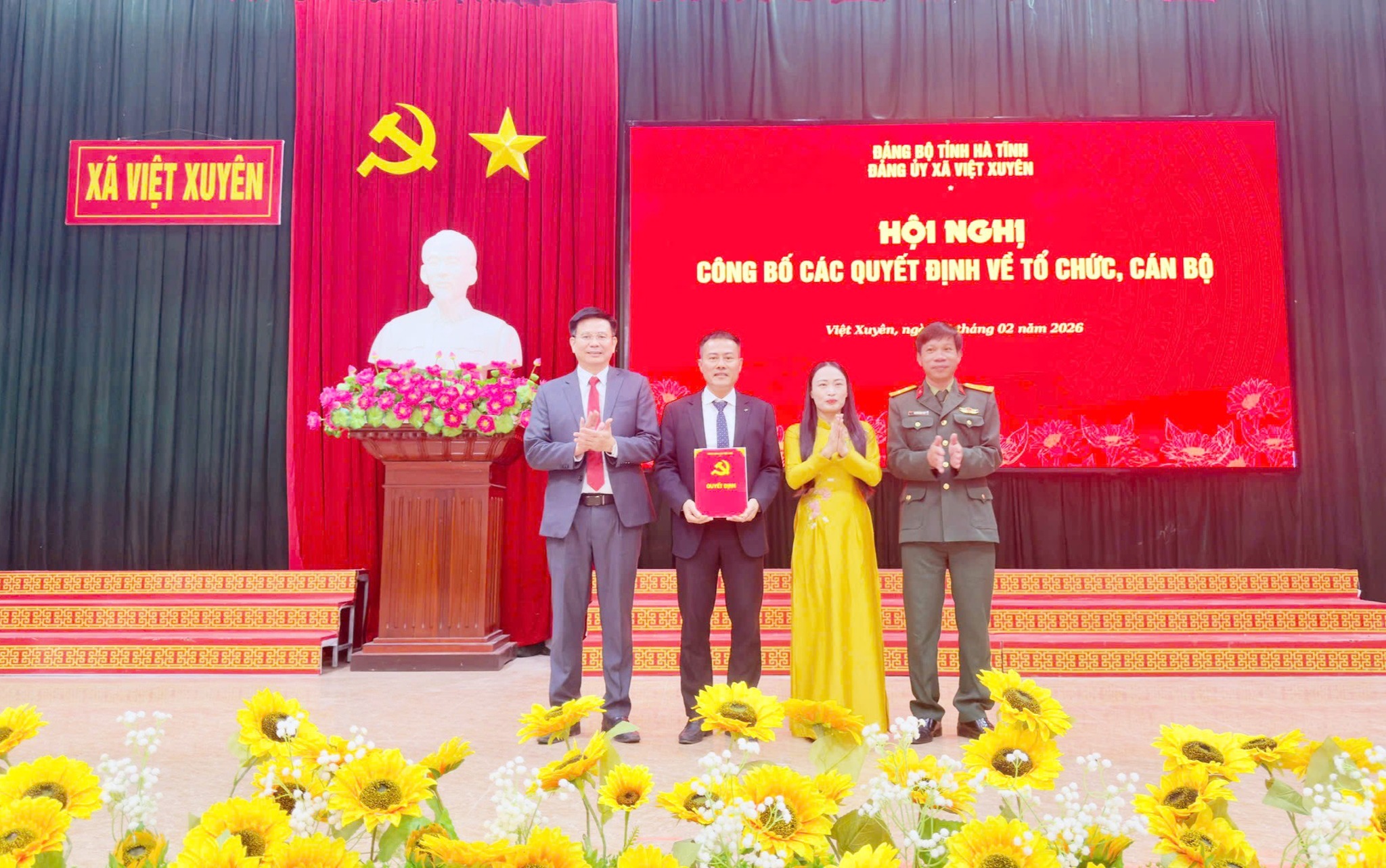 ĐẢNG ỦY, UBND XÃ VIỆT XUYÊN TỔ CHỨC HỘI NGHỊ CÔNG BỐ CÁC QUYẾT ĐỊNH VỀ TỔ CHỨC, CÁN BỘ