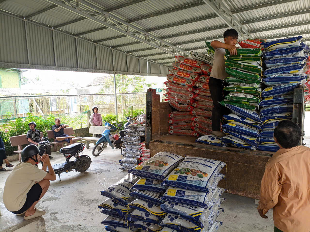 Hội Nông dân xã Việt Xuyên cung ứng phân bón trả chậm cho hội viên 